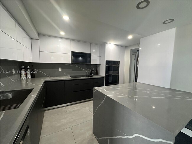 Building Photo - 600 Parkview Dr