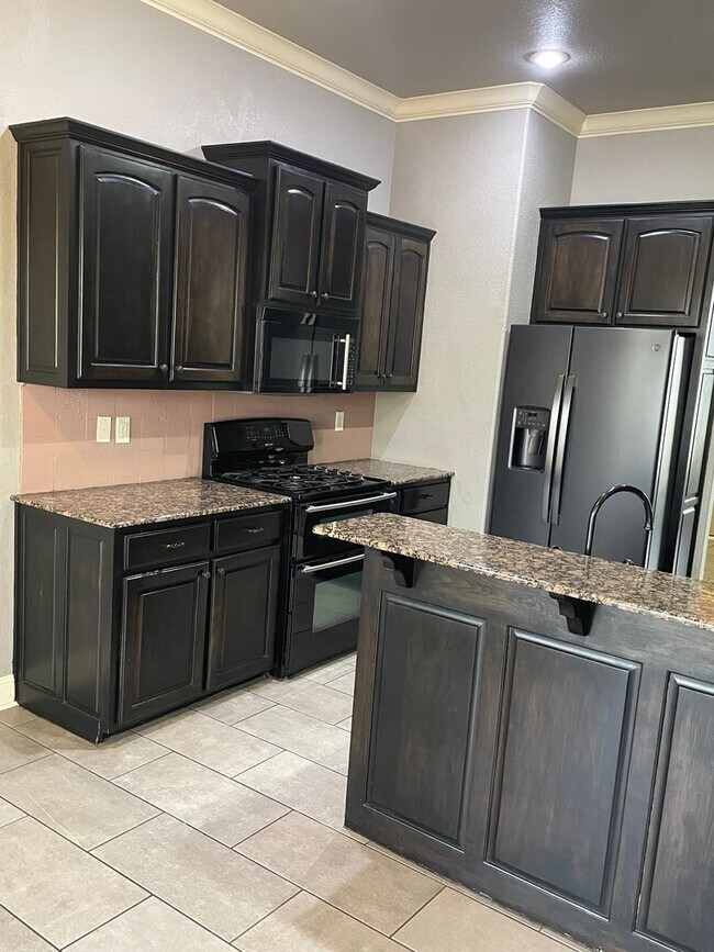 Building Photo - 3 Bedroom, 2 Full Bath, 2-car attached gar...