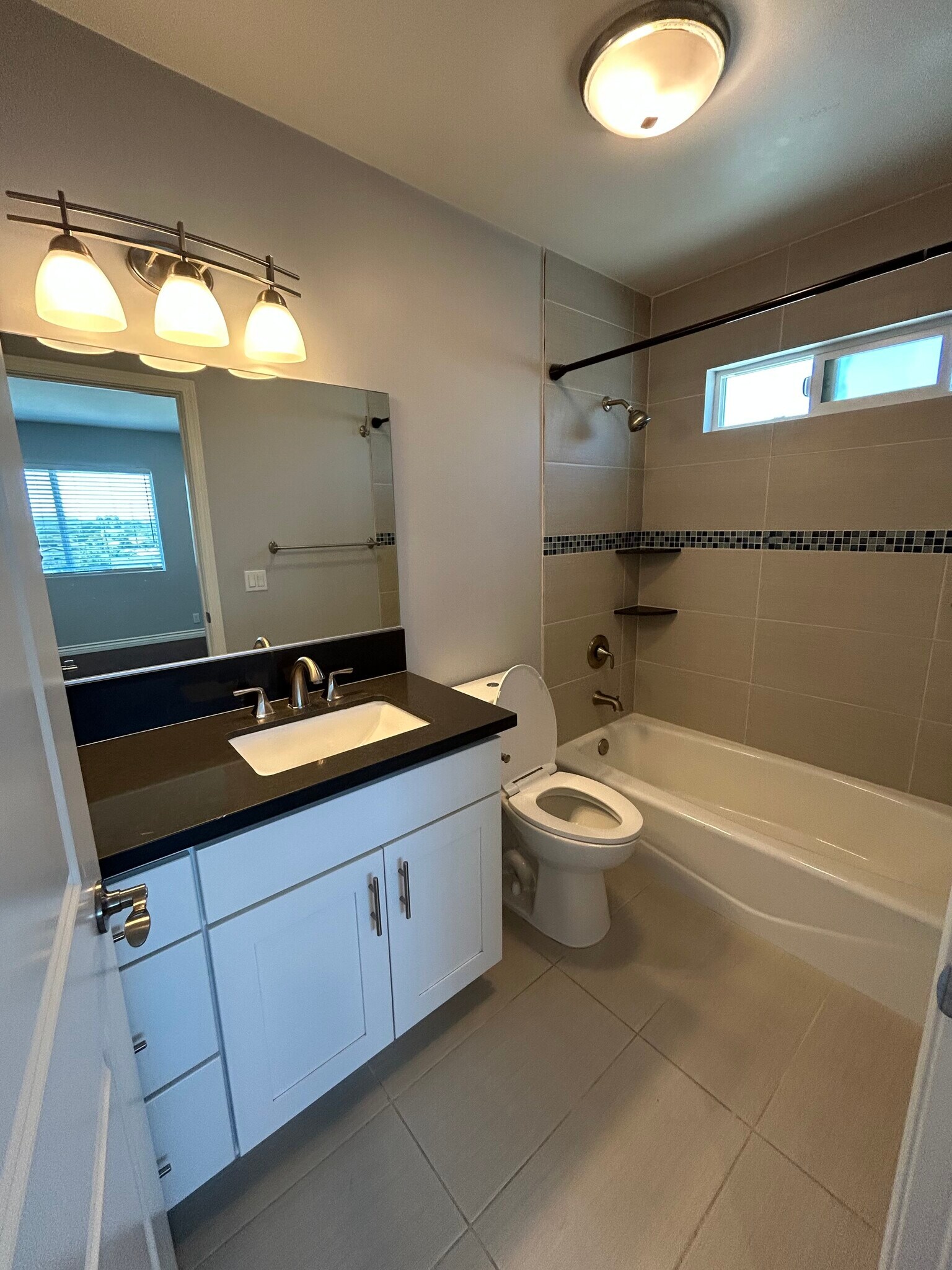 Upstairs en-suite bathroom - 8422 Glider Ave
