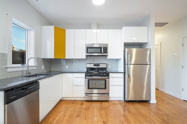 Building Photo - 541 42nd St