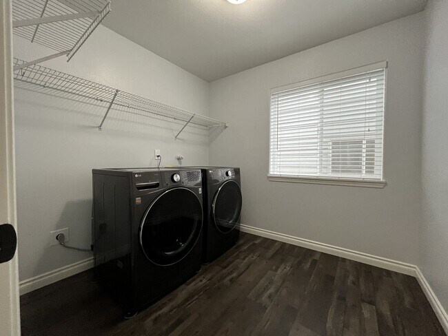 Building Photo - Grand 5 Bedroom Home Featuring 19ft Ceilings, Family Room & Main-Level Suite