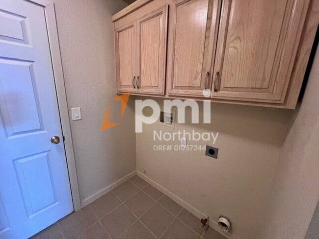 Building Photo - 3213 Hilton Head Dr