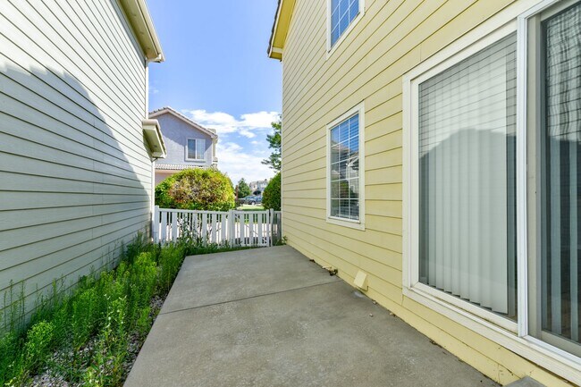 Building Photo - 3 bed 3 bath corner lot in Broomfield! New...