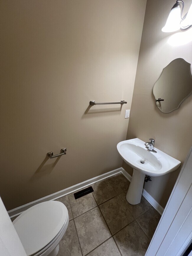 Building Photo - 503 Dakota Dr