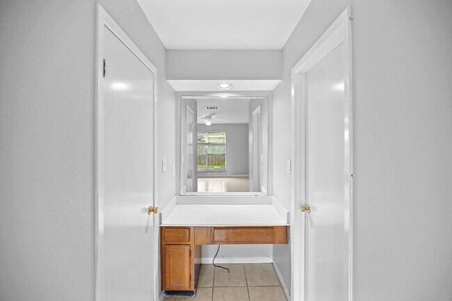 Building Photo - "Charming 3-Bedroom Haven on Gladewell Drive with Elegant Granite Touches!"