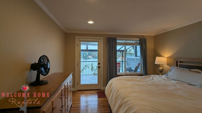 Building Photo - Huge waterfront home, fully furnished, boa...