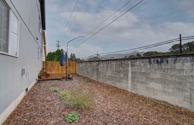 Building Photo - WOODLAND 3 BEDROOM, 3 BATH BEAUTY!