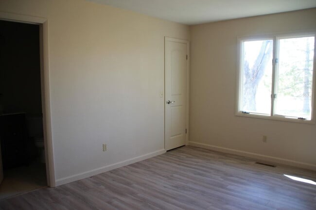 Building Photo - "Charming 3-Bedroom Retreat with 2 Full Baths in the Heart of Billings!"