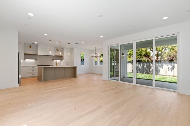 Building Photo - Amazing San Carlos Home