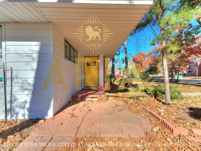 Building Photo - COMING SOON! 2 Bed/2 Bath Duplex Super Clo...