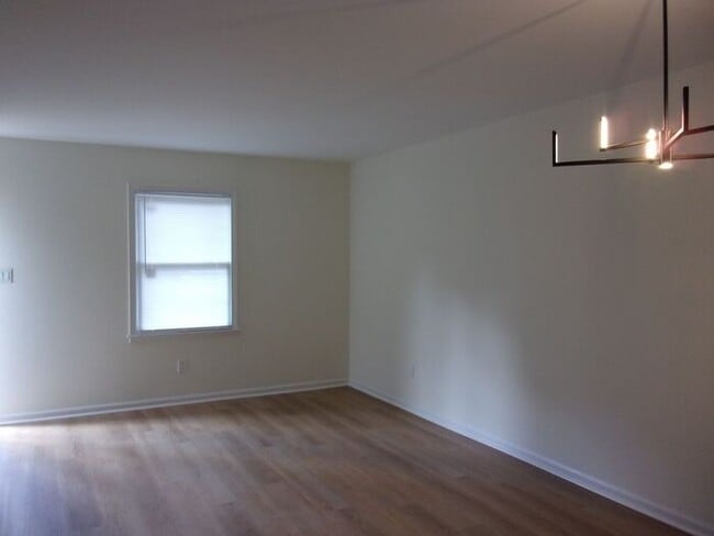 Building Photo - Fully Renovated 2 Bedroom 1 1/2 Bath Townh...