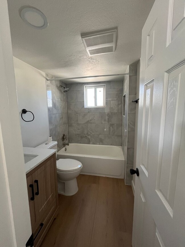 Building Photo - Beautifully Remodeled 2 Bed / 1 Bath Home in Orange