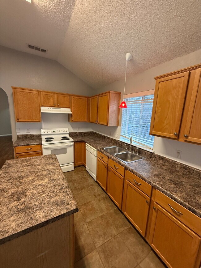 Building Photo - Charming 3 Bedroom Haven with 2 Full Baths in Fort Worth. Spacious 1748 Sq. Ft. Retreat on Comfor...