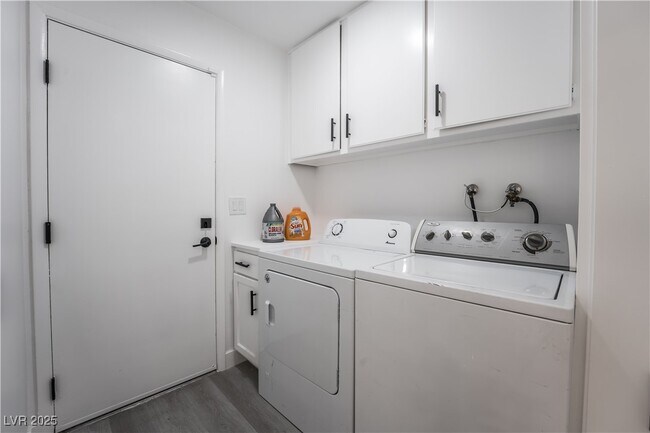 Building Photo - 2364 Belvedere Dr