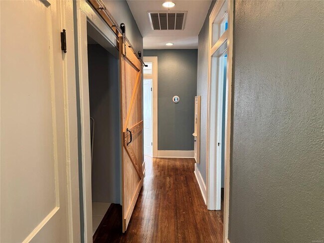 Building Photo - 2237 Winona Ave