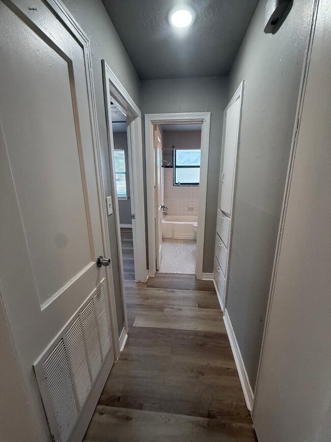 Building Photo - 1 Bed 1 Bath Duplex For Lease Now!