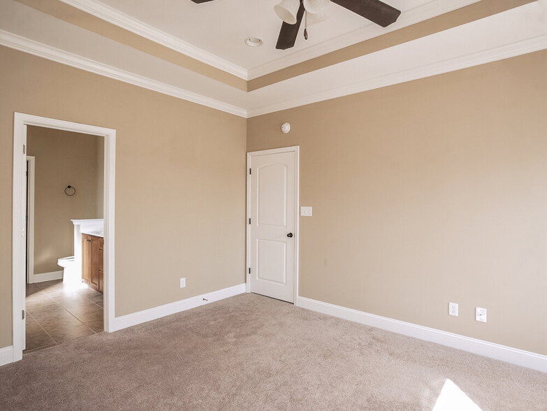 Building Photo - 2647 Champion Hills Dr