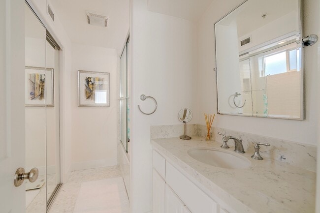 Building Photo - 300 19th St