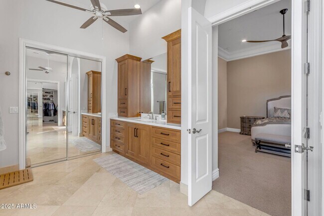 Building Photo - 6938 E Lomas Verdes Dr