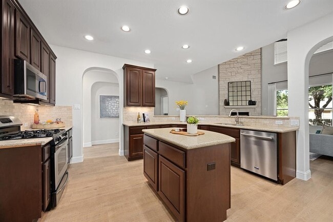 Building Photo - 8620 Alophia Dr