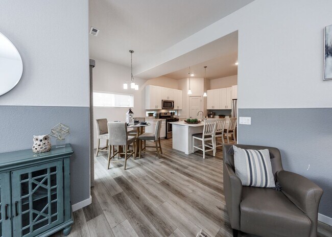 Building Photo - FULLY FURNISHED 3 Bed Luxury End Unit Townhome backs to Nature