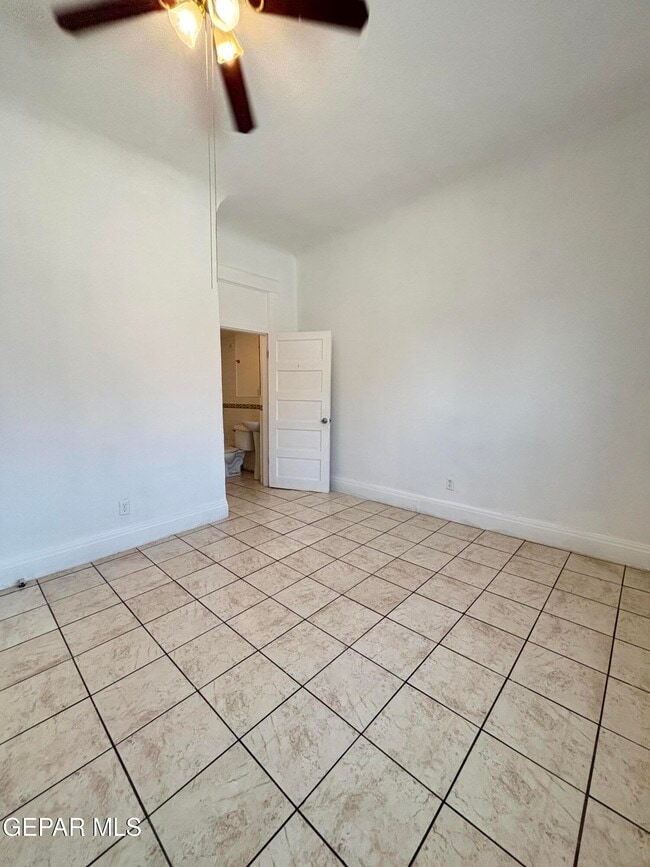 Building Photo - 1407 E San Antonio Ave