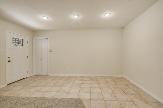 Building Photo - 1300 Clearfield Dr