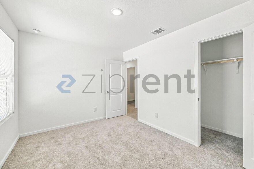 Building Photo - Unit