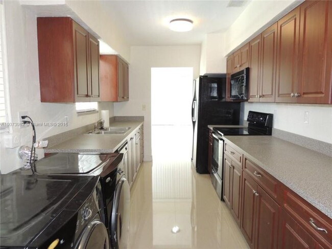 Building Photo - 3 bedroom in Hollywood FL 33020