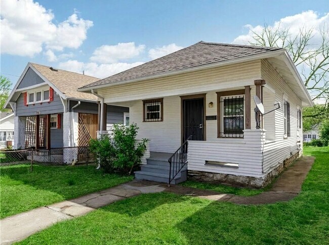 Building Photo - Charming Renovated 2 Bedroom Bungalow