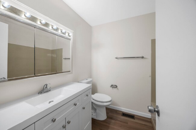 Building Photo - 1755 Fountainbleu Dr