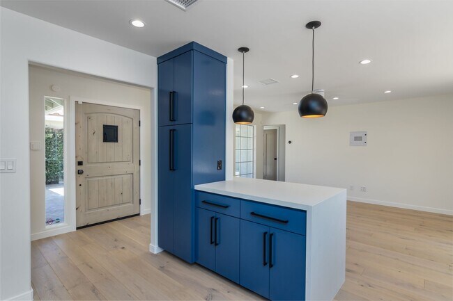 Building Photo - Beautiful First Neighborhood home!