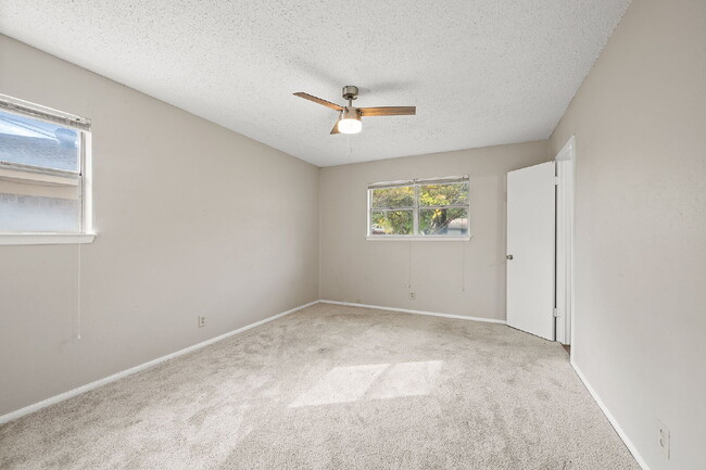 Building Photo - Charming 3-Bed, 2-Bath Gem in Fort Worth – Your Cozy Living Awaits!