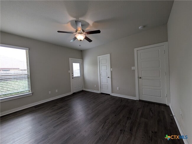 Building Photo - 506 Creekside Frst