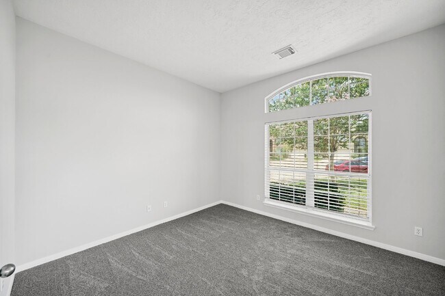 Building Photo - Spacious 3/2 with an Office in Winfield Lakes!