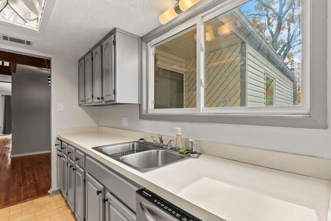 Building Photo - 102 Windwood Ln