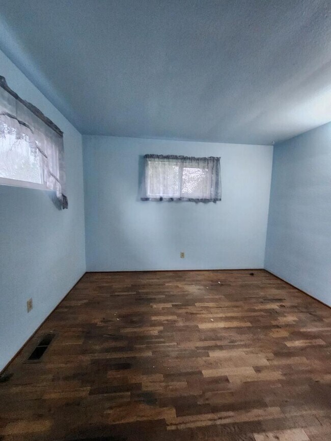 Building Photo - 3 bedroom 1 Bath House on Well