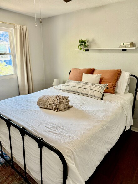 Building Photo - Room in Apartment on Liberty St