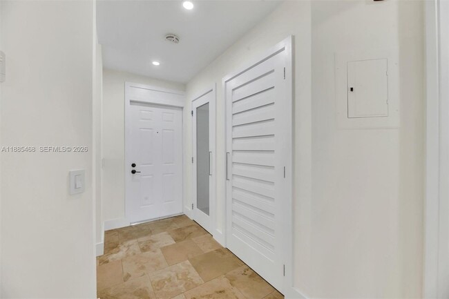 Building Photo - 6538 Via Regina
