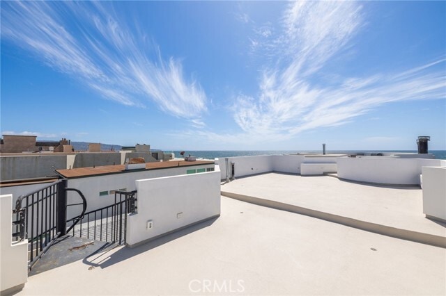 Building Photo - 536 The Strand