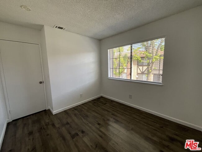 Building Photo - 142 E Merrill Ave