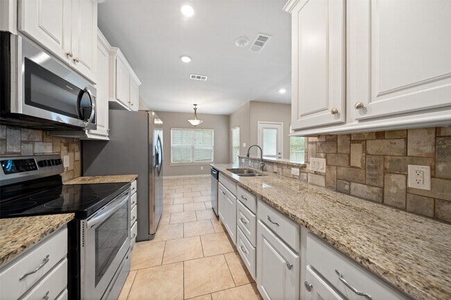 Building Photo - 1413 E April Villa