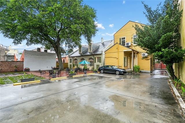 Building Photo - 821 Dauphine St