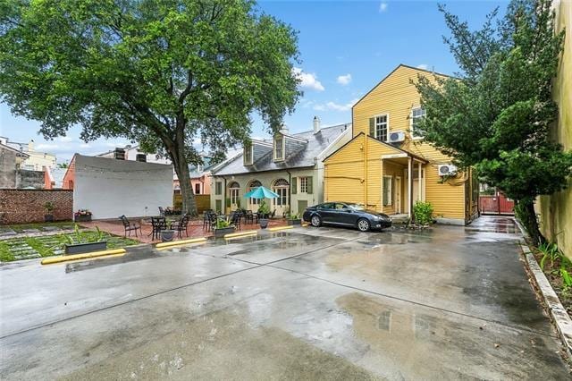 Building Photo - 823 Dauphine St