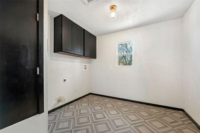 Building Photo - 6915 Providence Ave