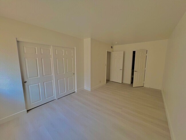 Building Photo - 5220 Indian River Dr