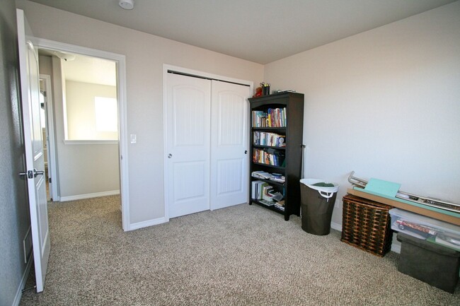 Building Photo - Splendid 3 Bedroom In Lorson Ranch!