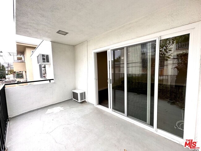 Building Photo - 1051 S Sherbourne Dr