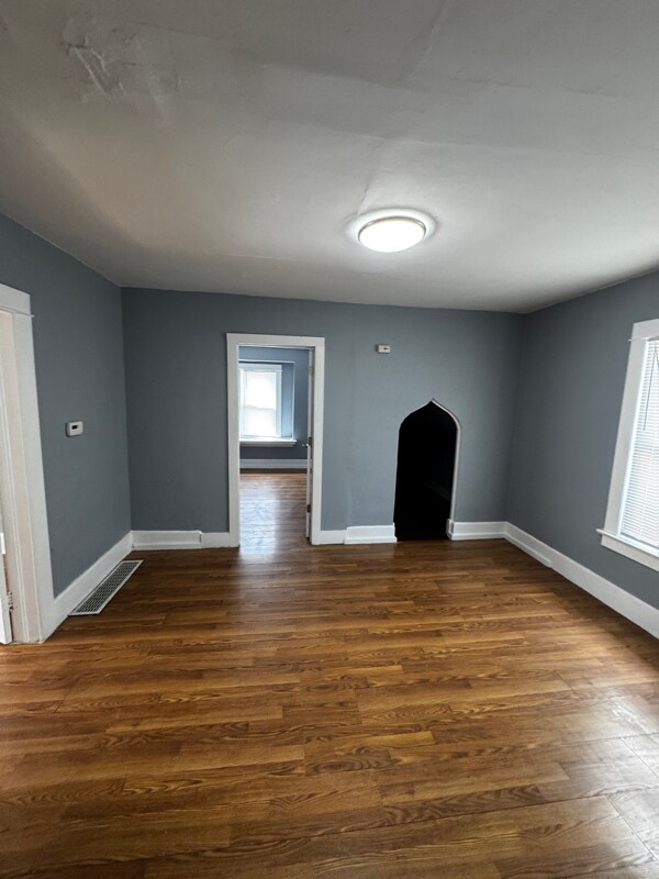 Building Photo - 319 E Streicher St