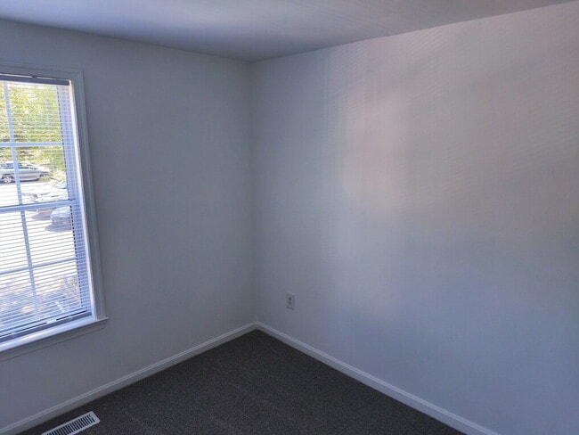 Building Photo - Spacious Alexandria Townhome in Convenient...